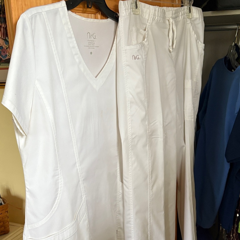 NRG Barco Uniforms White Scrub Set Large top/ medium bottoms